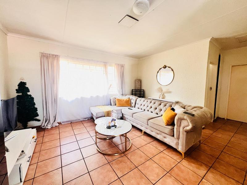 3 Bedroom Property for Sale in Die Hoewes Gauteng