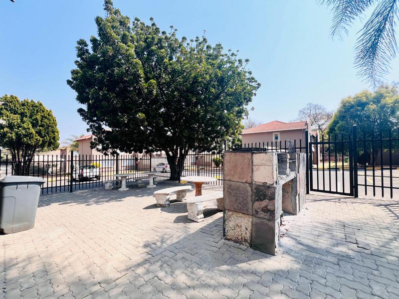 3 Bedroom Property for Sale in Die Hoewes Gauteng