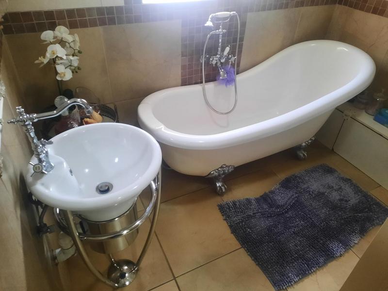 4 Bedroom Property for Sale in Peacehaven Gauteng