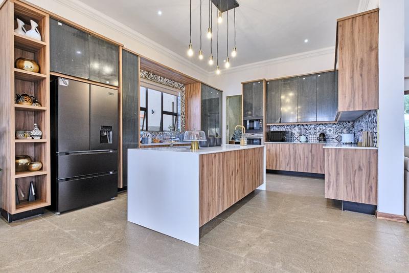 5 Bedroom Property for Sale in Featherbrooke Estate Gauteng
