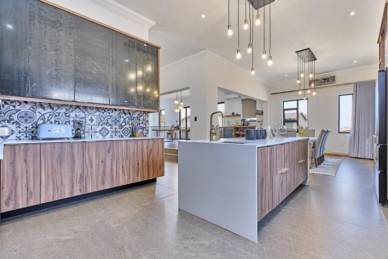 5 Bedroom Property for Sale in Featherbrooke Estate Gauteng