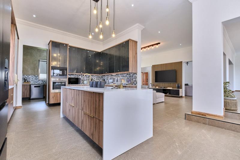 5 Bedroom Property for Sale in Featherbrooke Estate Gauteng