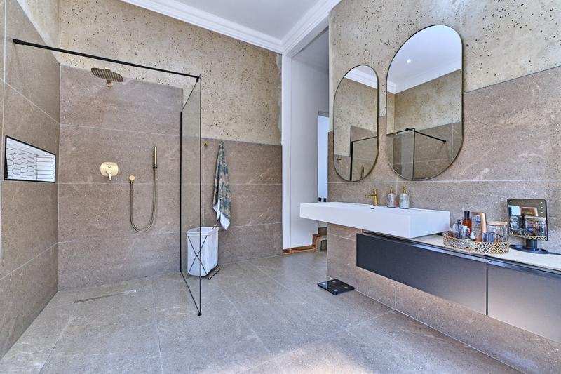 5 Bedroom Property for Sale in Featherbrooke Estate Gauteng