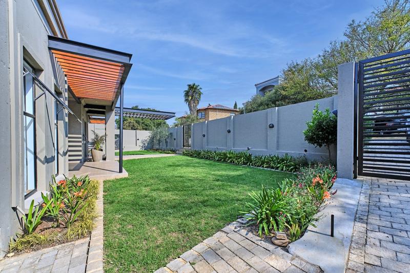 5 Bedroom Property for Sale in Featherbrooke Estate Gauteng