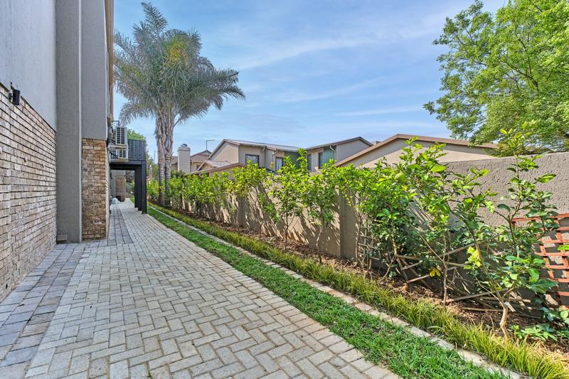 5 Bedroom Property for Sale in Featherbrooke Estate Gauteng