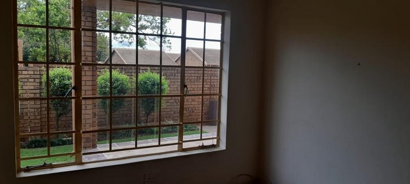2 Bedroom Property for Sale in Magalieskruin Gauteng
