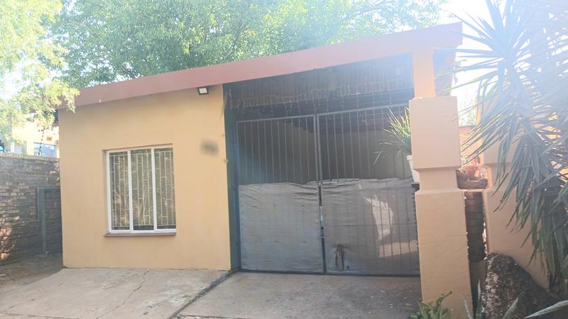 7 Bedroom Property for Sale in Clayville Gauteng