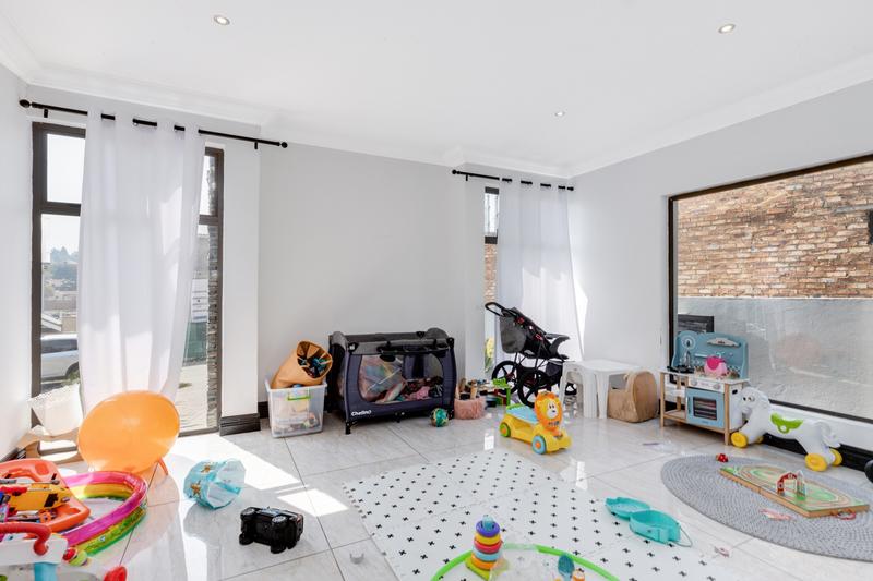 4 Bedroom Property for Sale in Waterfall Country Village Gauteng