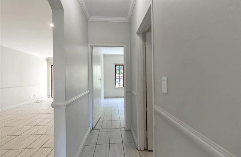 To Let 2 Bedroom Property for Rent in Saxonwold Gauteng
