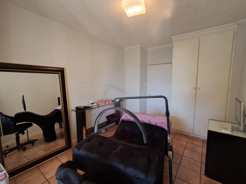 To Let 2 Bedroom Property for Rent in Sandhurst Gauteng