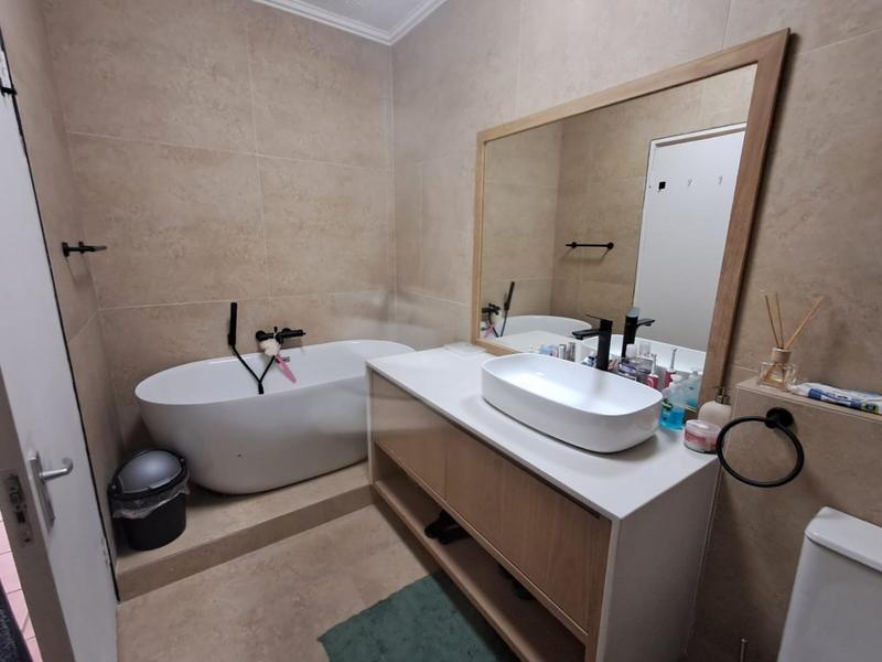 To Let 2 Bedroom Property for Rent in Sandhurst Gauteng