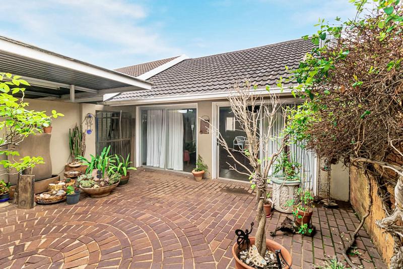 5 Bedroom Property for Sale in Breaunanda Gauteng
