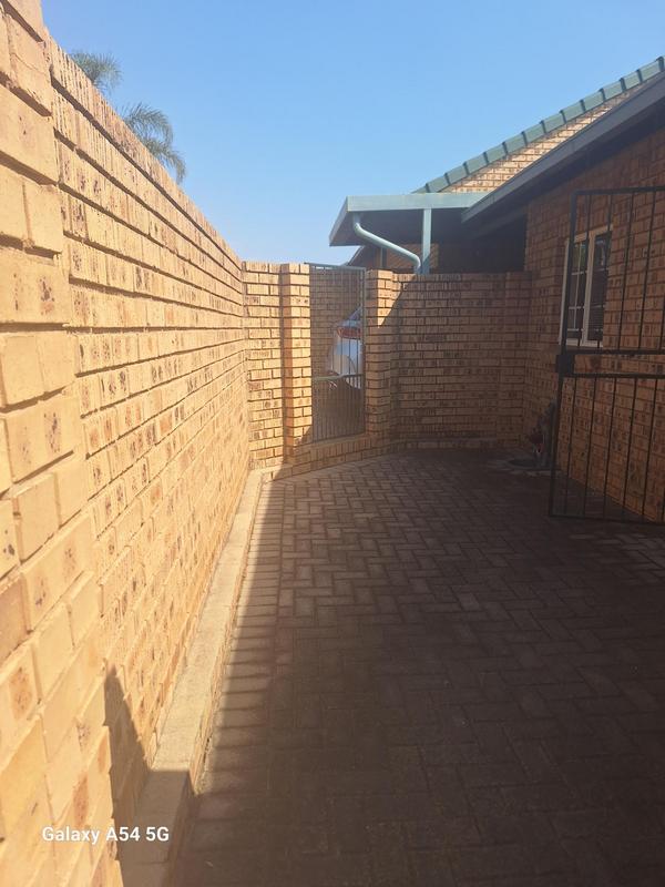 2 Bedroom Property for Sale in Die Wilgers Gauteng