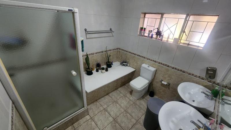 5 Bedroom Property for Sale in Farrarmere Gauteng