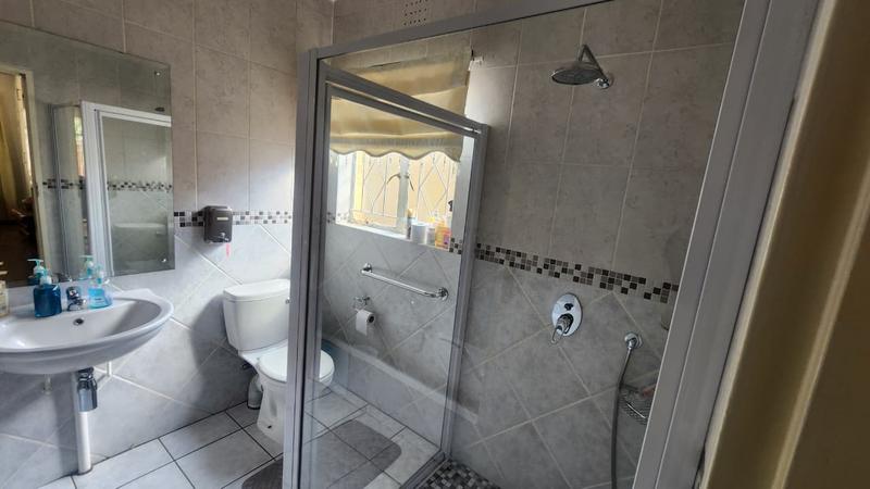 5 Bedroom Property for Sale in Farrarmere Gauteng