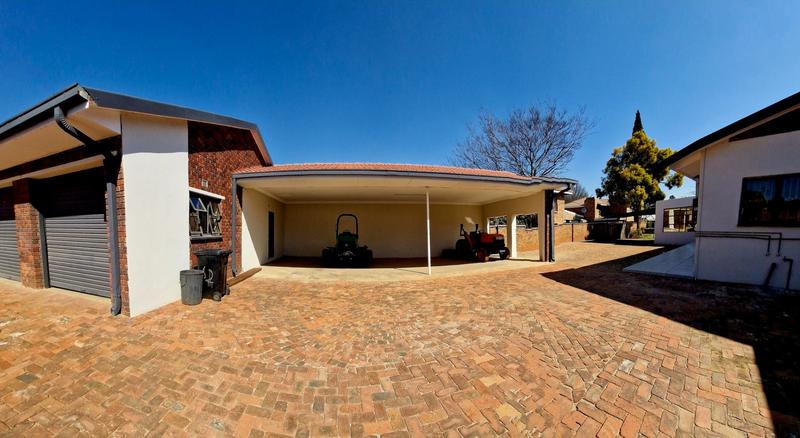 7 Bedroom Property for Sale in Sonneveld Gauteng
