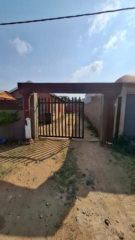 To Let 3 Bedroom Property for Rent in Fleurhof Gauteng