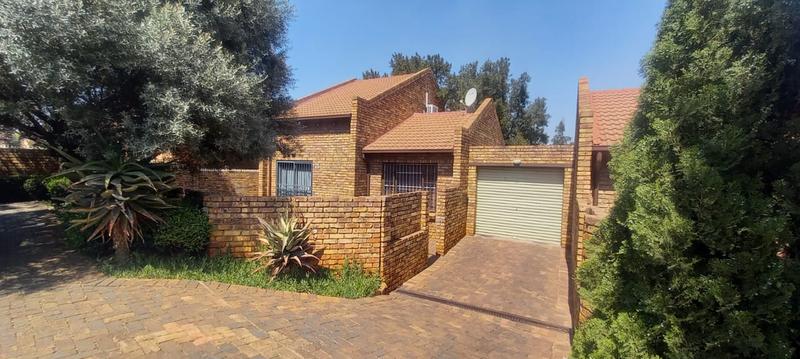 3 Bedroom Property for Sale in Die Hoewes Gauteng