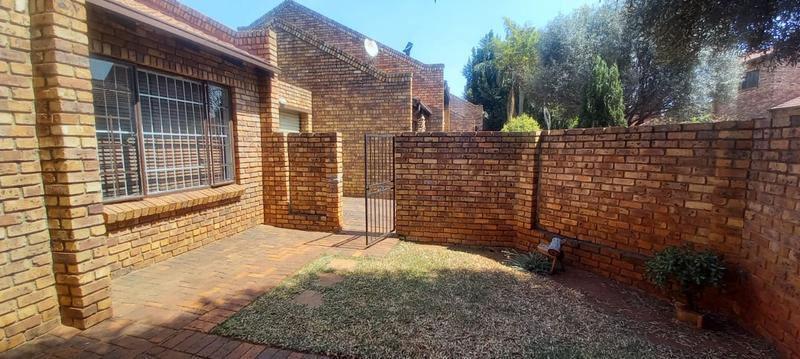 3 Bedroom Property for Sale in Die Hoewes Gauteng