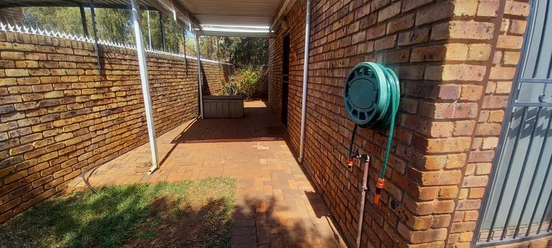 3 Bedroom Property for Sale in Die Hoewes Gauteng