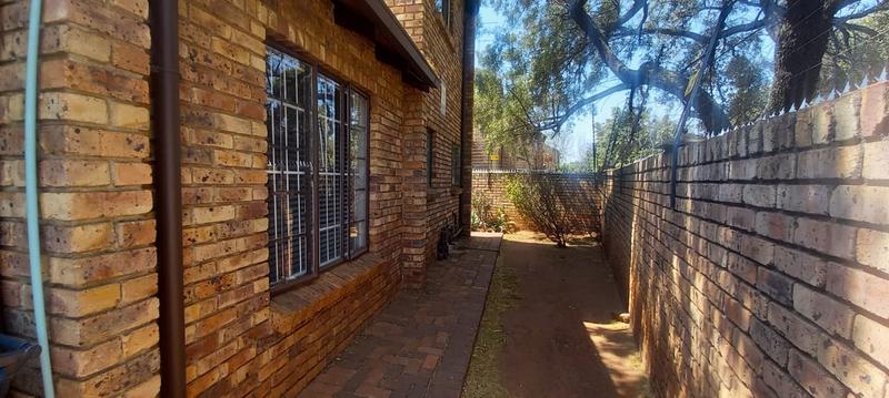 3 Bedroom Property for Sale in Die Hoewes Gauteng