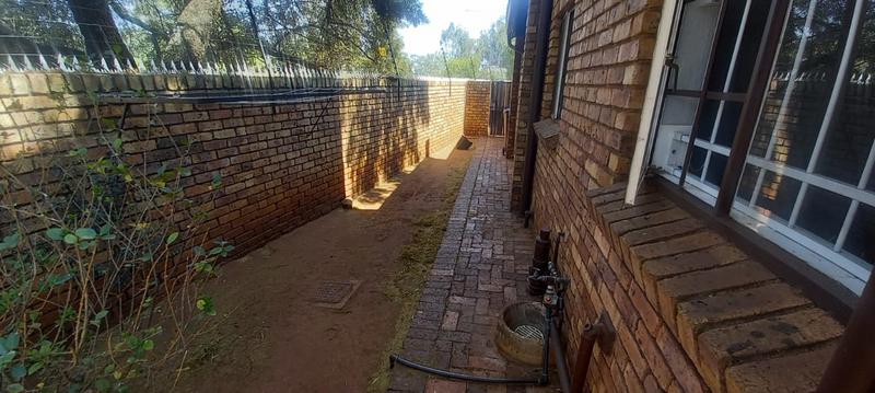 3 Bedroom Property for Sale in Die Hoewes Gauteng