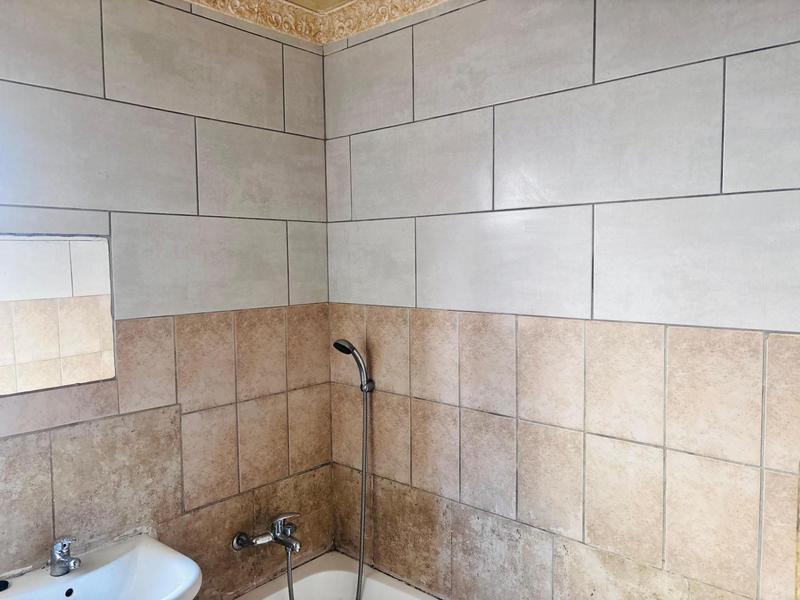To Let 2 Bedroom Property for Rent in Fleurhof Gauteng