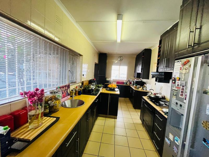 4 Bedroom Property for Sale in Mondeor Gauteng