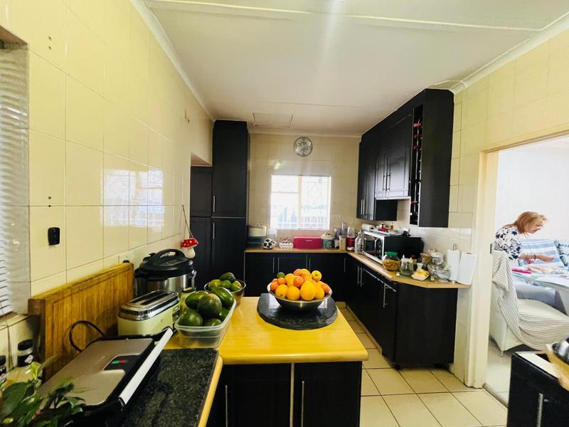 4 Bedroom Property for Sale in Mondeor Gauteng