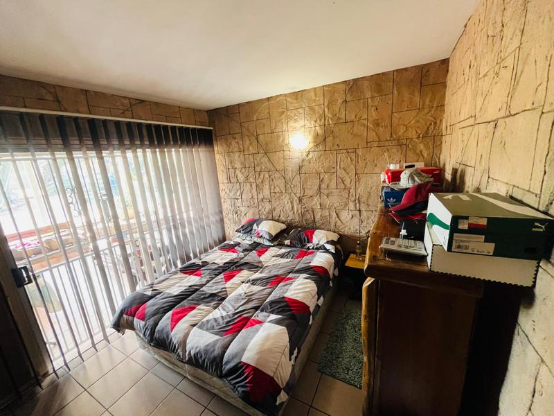 4 Bedroom Property for Sale in Mondeor Gauteng