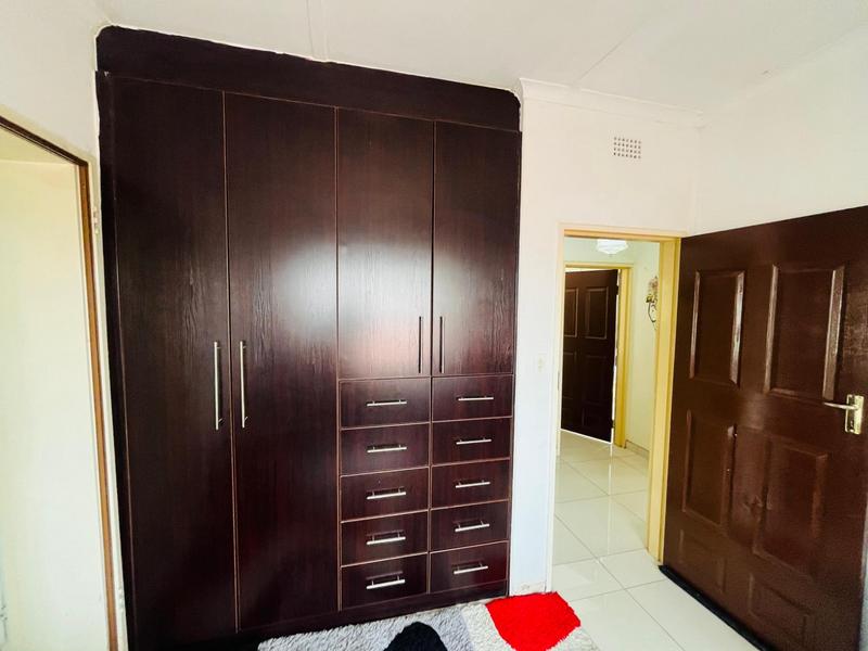 4 Bedroom Property for Sale in Mondeor Gauteng