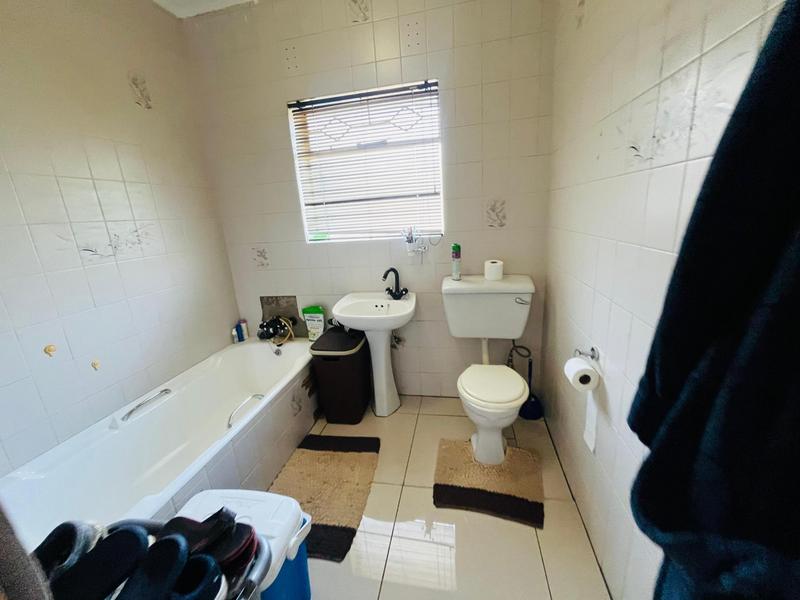 4 Bedroom Property for Sale in Mondeor Gauteng
