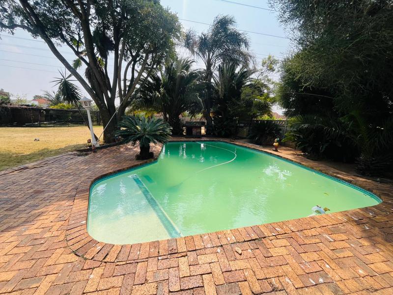 4 Bedroom Property for Sale in Mondeor Gauteng