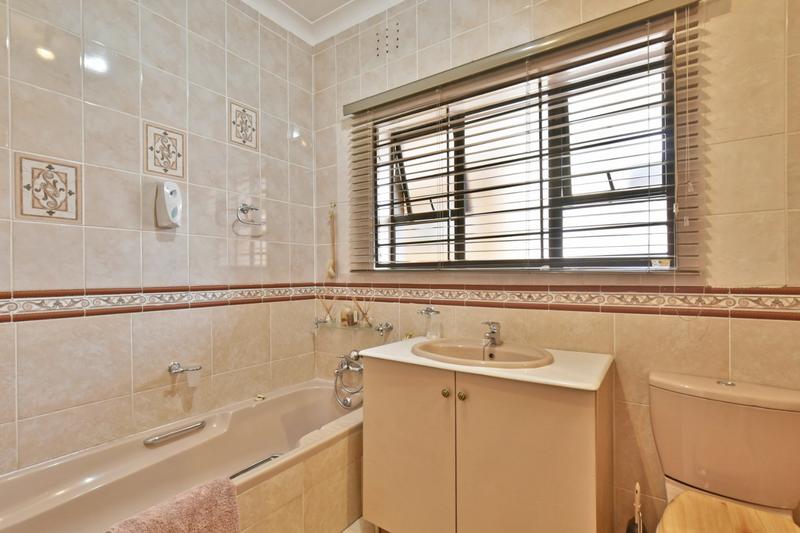 4 Bedroom Property for Sale in Glenanda Gauteng