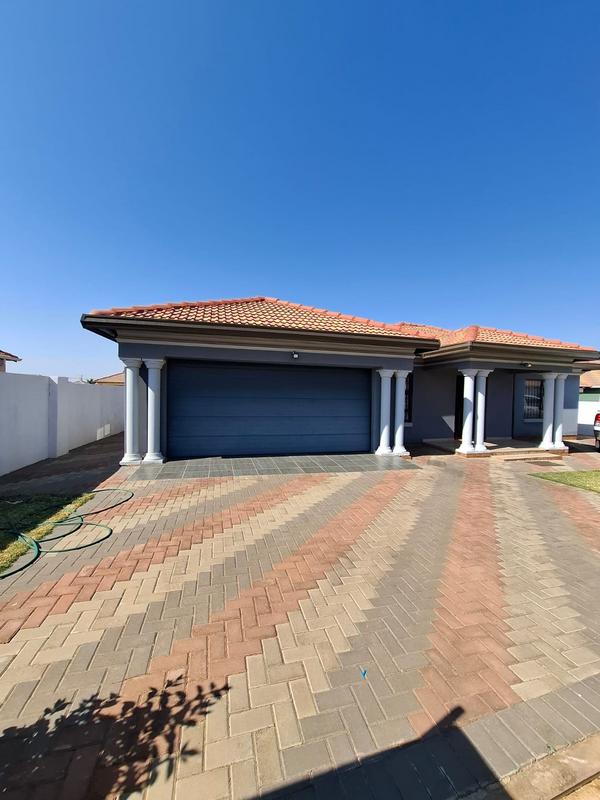 4 Bedroom Property for Sale in Azaadville Gardens Gauteng