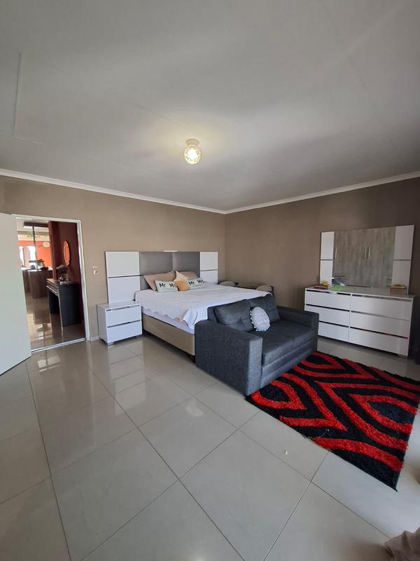 4 Bedroom Property for Sale in Azaadville Gardens Gauteng