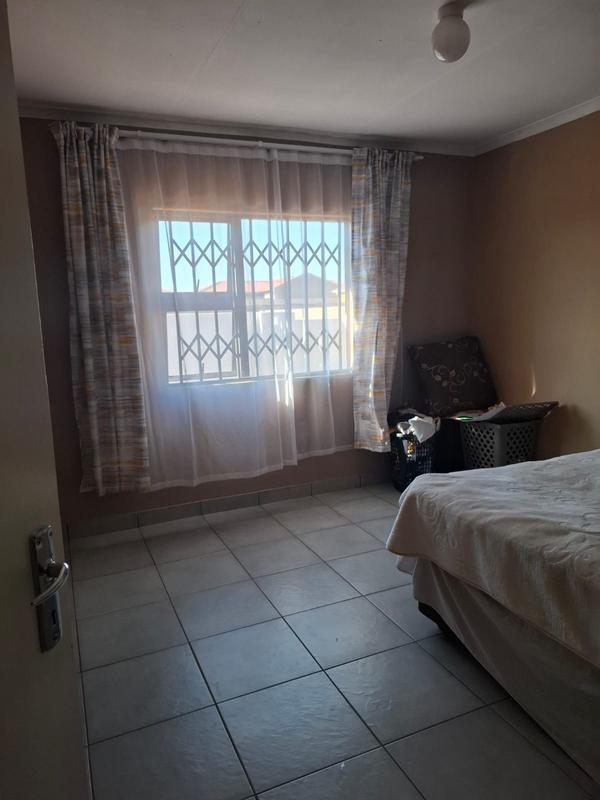 4 Bedroom Property for Sale in Azaadville Gardens Gauteng