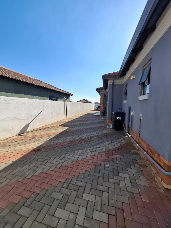 4 Bedroom Property for Sale in Azaadville Gardens Gauteng