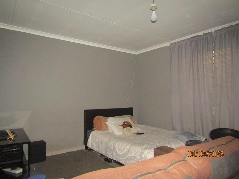 6 Bedroom Property for Sale in Vosloorus Gauteng