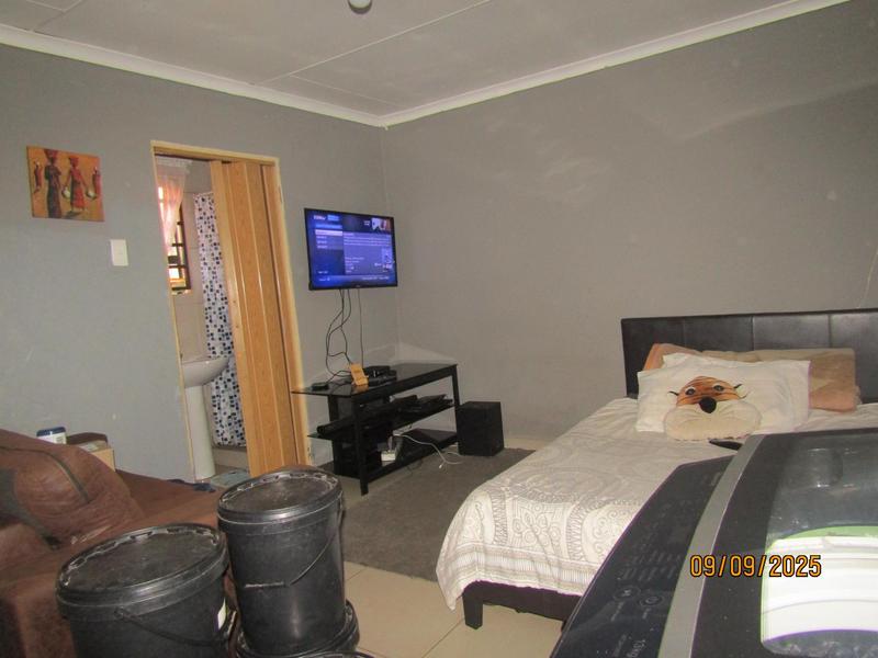 6 Bedroom Property for Sale in Vosloorus Gauteng