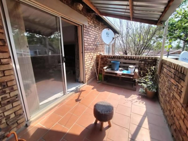 2 Bedroom Property for Sale in Die Hoewes Gauteng