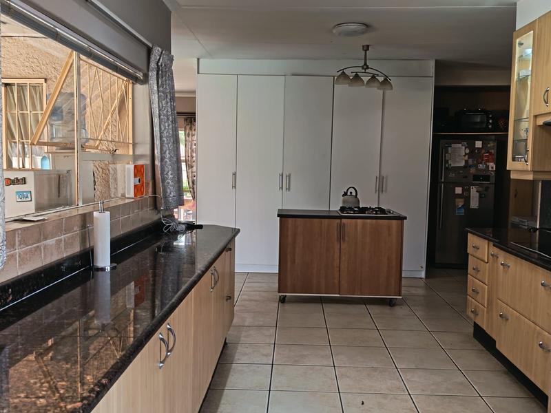 6 Bedroom Property for Sale in Brackenhurst Gauteng