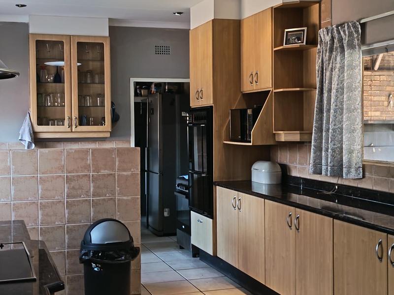 6 Bedroom Property for Sale in Brackenhurst Gauteng