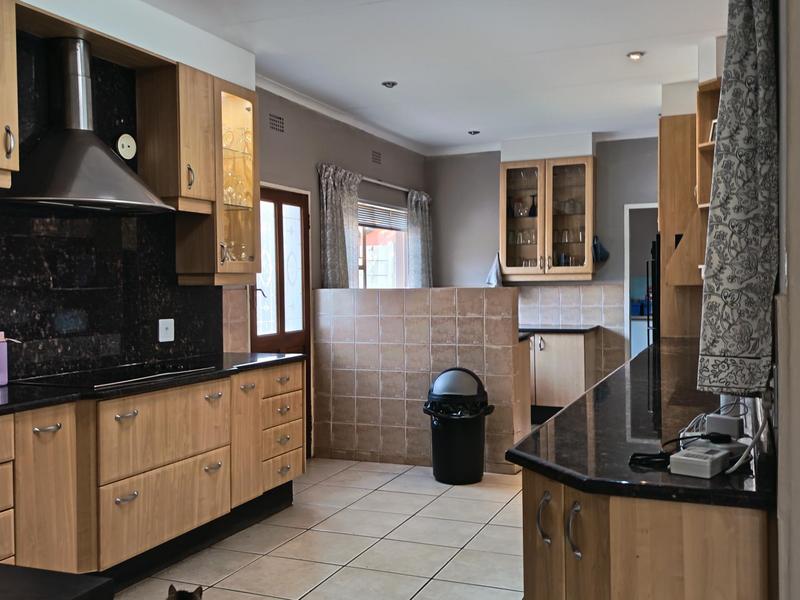 6 Bedroom Property for Sale in Brackenhurst Gauteng