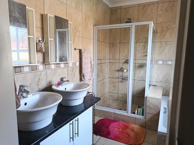 6 Bedroom Property for Sale in Brackenhurst Gauteng
