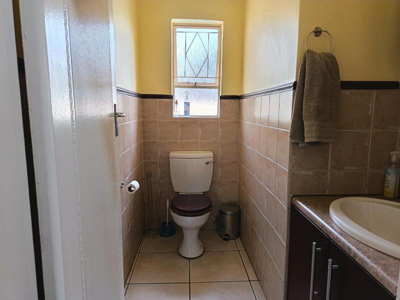 6 Bedroom Property for Sale in Brackenhurst Gauteng
