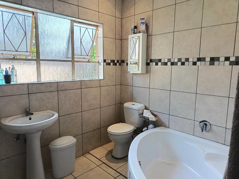 6 Bedroom Property for Sale in Brackenhurst Gauteng