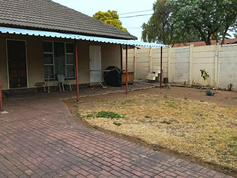 6 Bedroom Property for Sale in Brackenhurst Gauteng