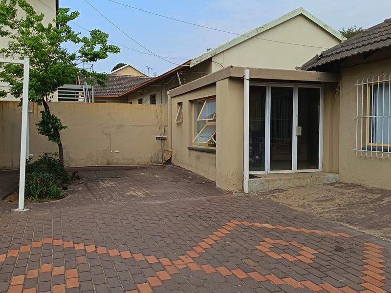 6 Bedroom Property for Sale in Brackenhurst Gauteng
