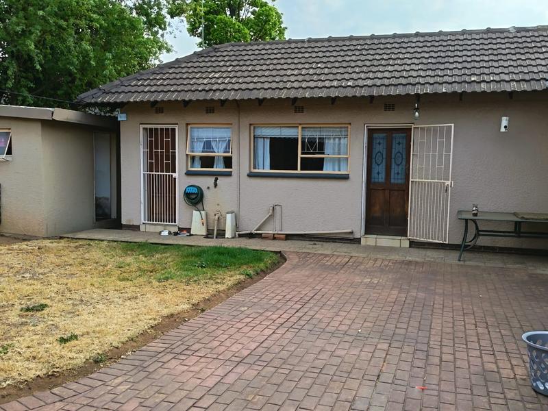 6 Bedroom Property for Sale in Brackenhurst Gauteng